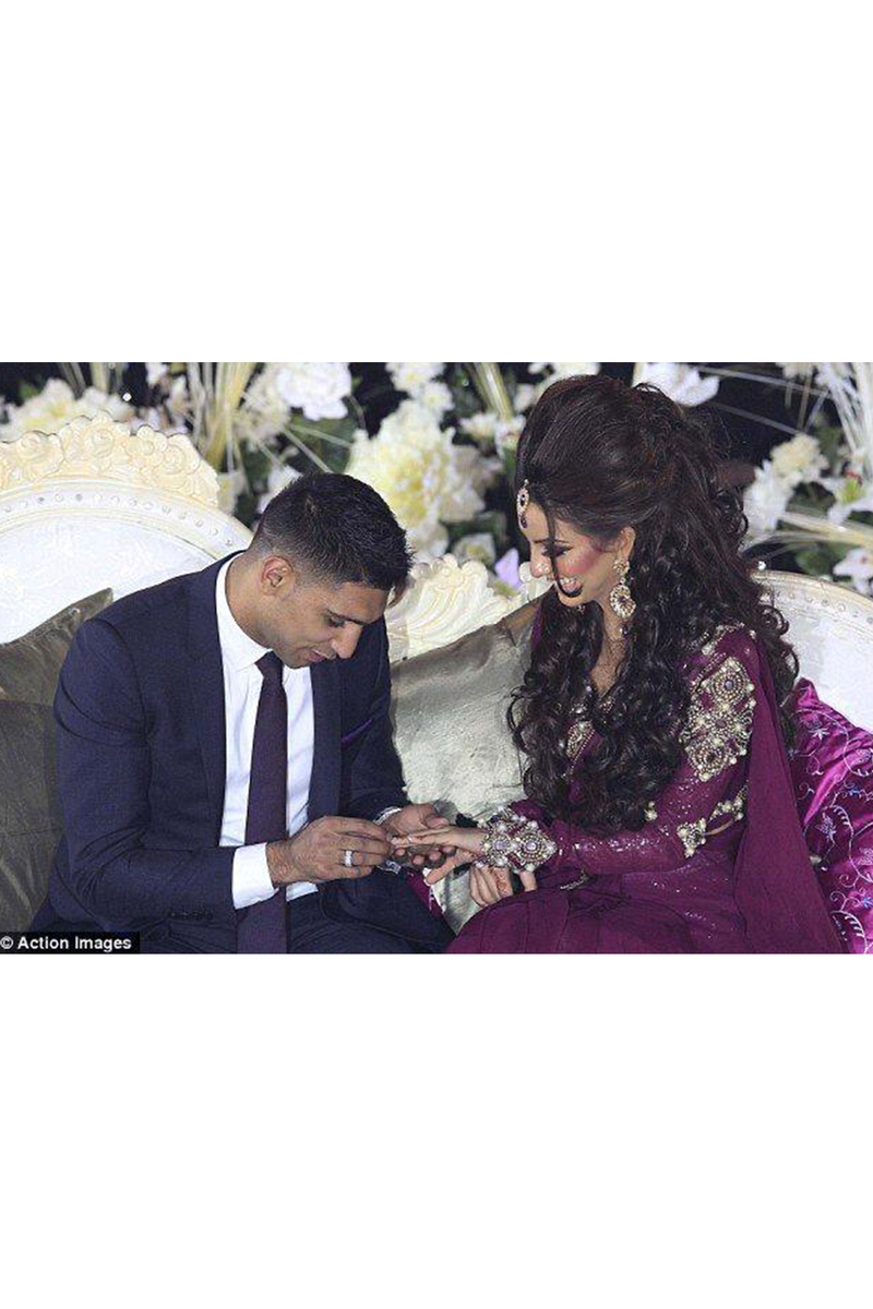 Faryal Makhdoon In Wine Chiffon Sari Set